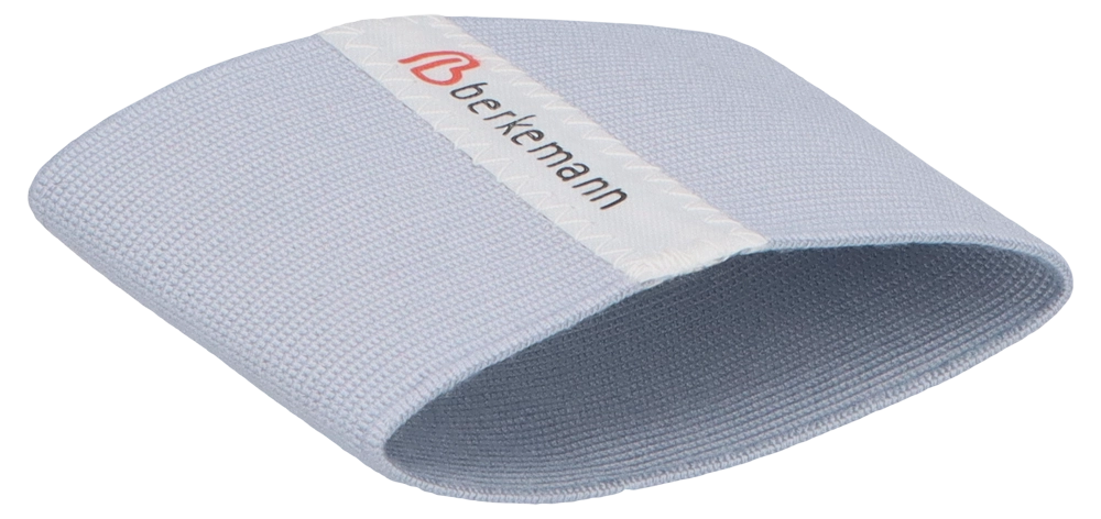 Hellblaue Berkemann-Spreizfußbandage in schräger Vorderansicht. Die elastische Bandage mit weichem Material und weißem Berkemann-Label dient der Entlastung des Mittelfußes und unterstützt die natürliche Fußform bei Spreizfußbeschwerden.